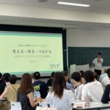 タイトルを説明する学生