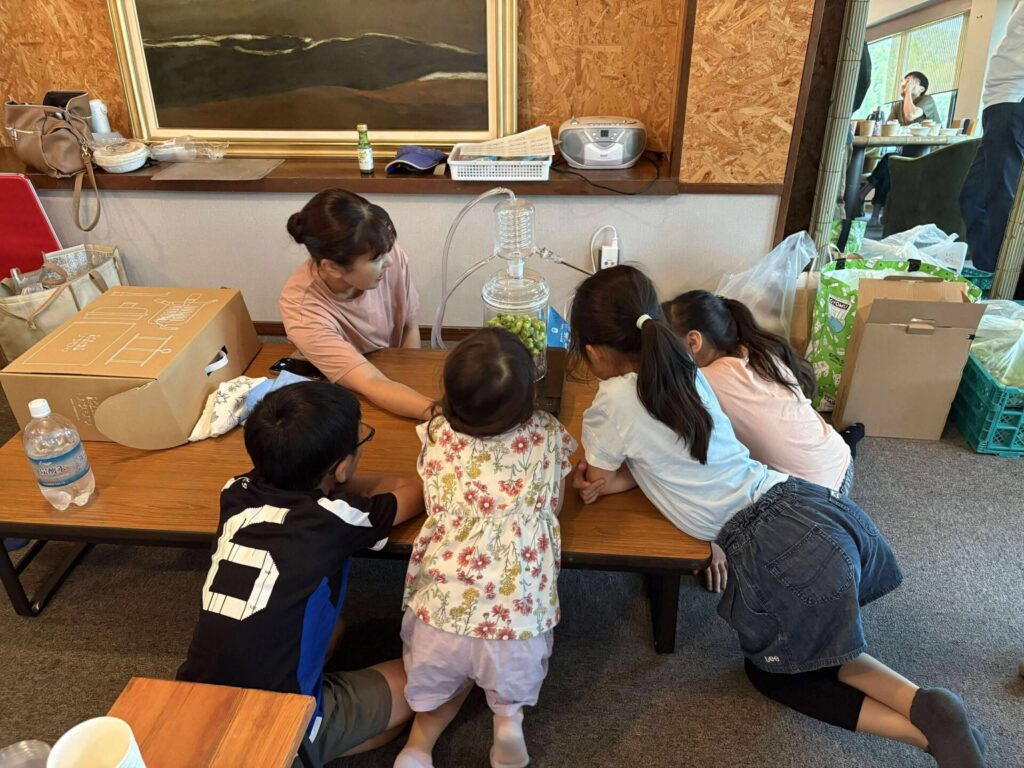 蒸留装置に群がる子供