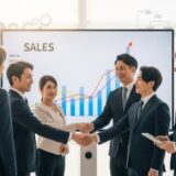 営業パーソンが握手をしている
