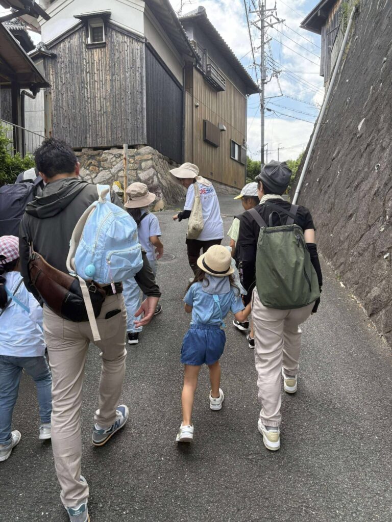 山道を歩く様子