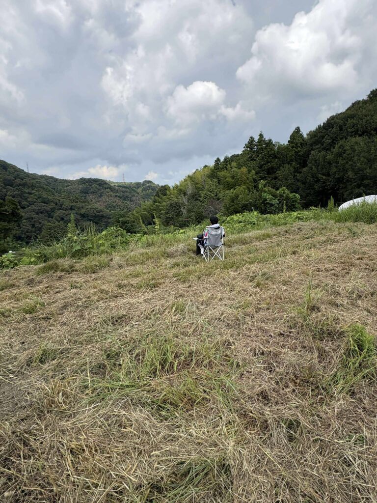 里山で椅子でくつろぐ