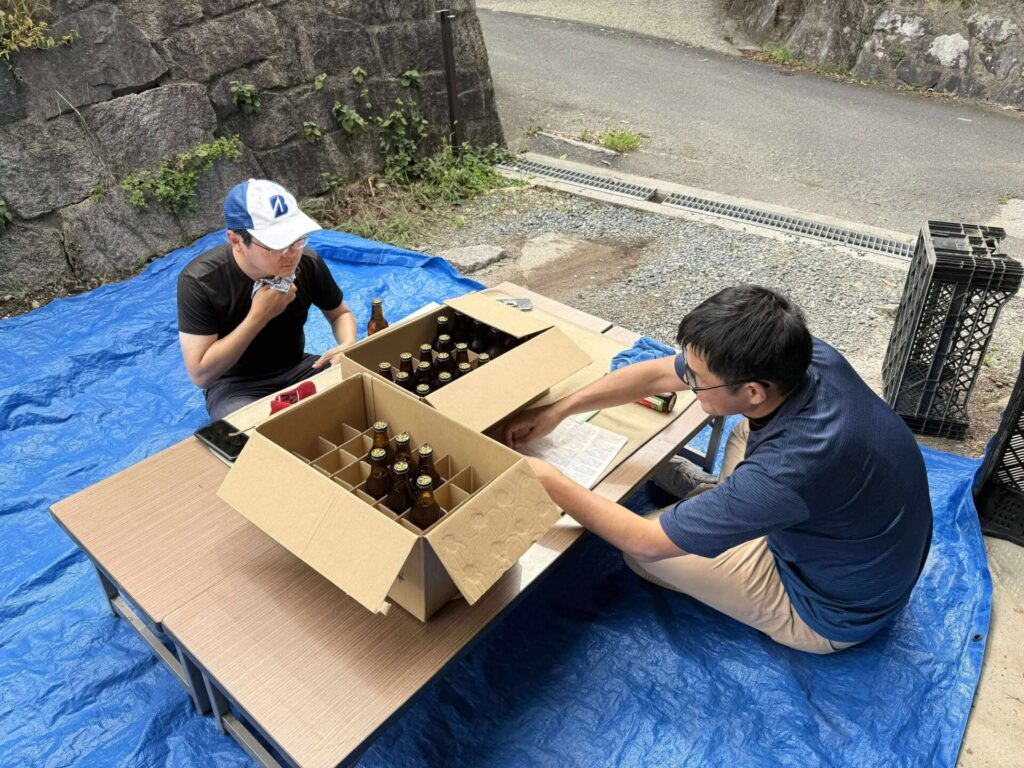 ラベルを張る様子