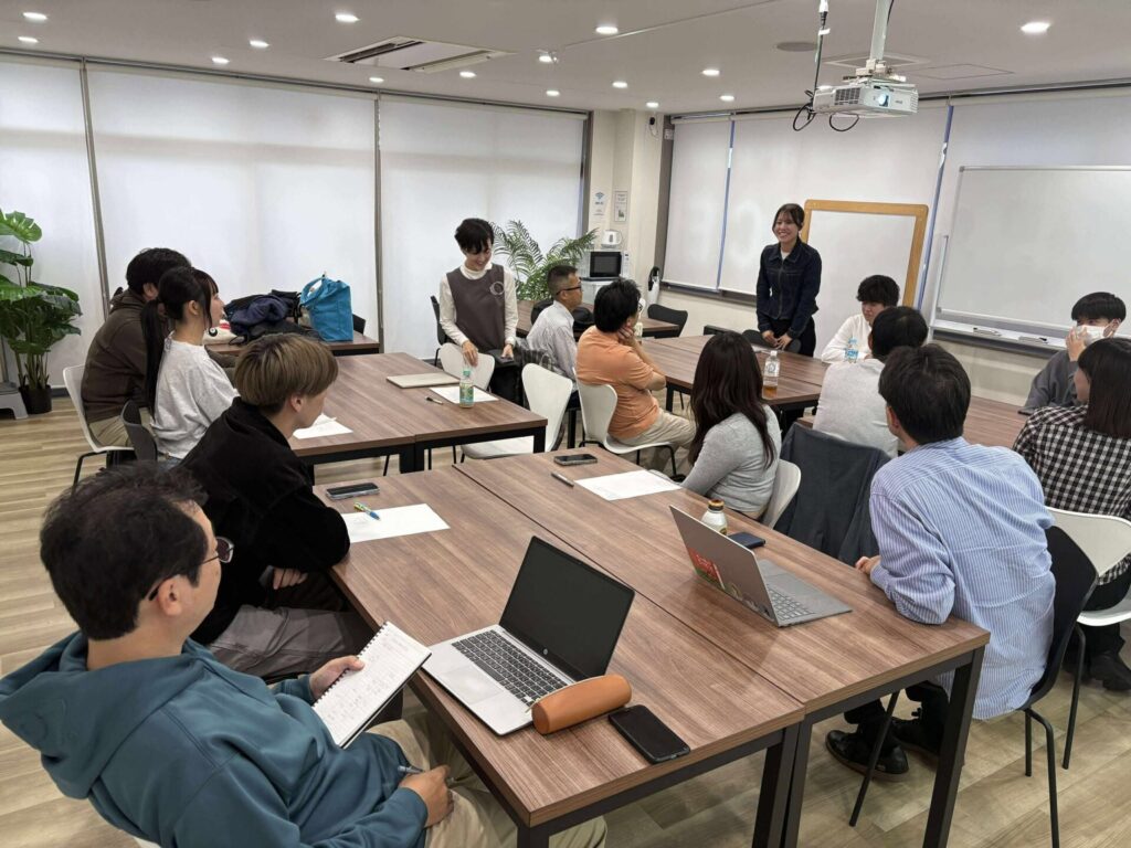 自己紹介をしている様子