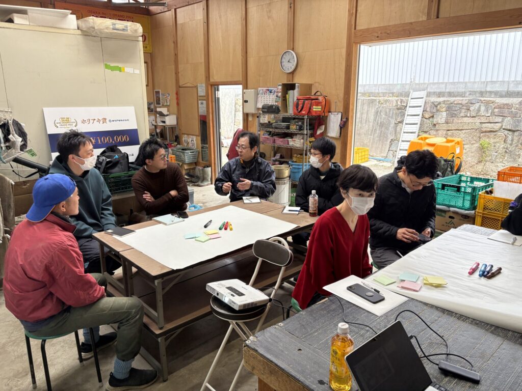 テーブルを囲んで会話している様子