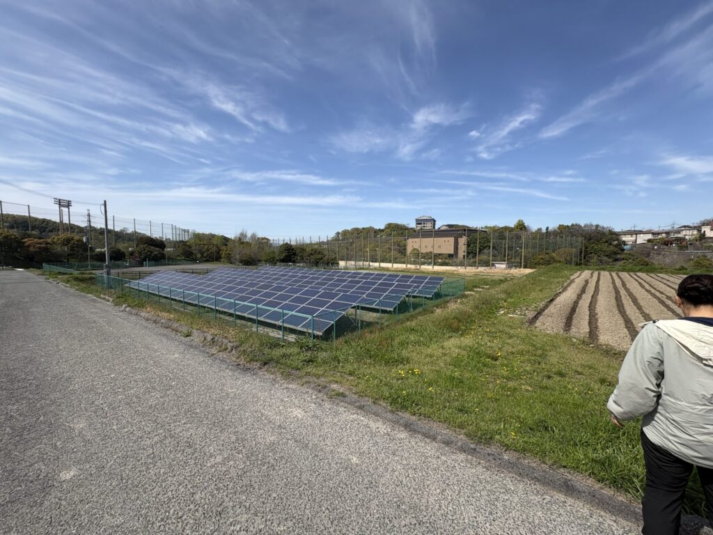 里山にソーラーパネル