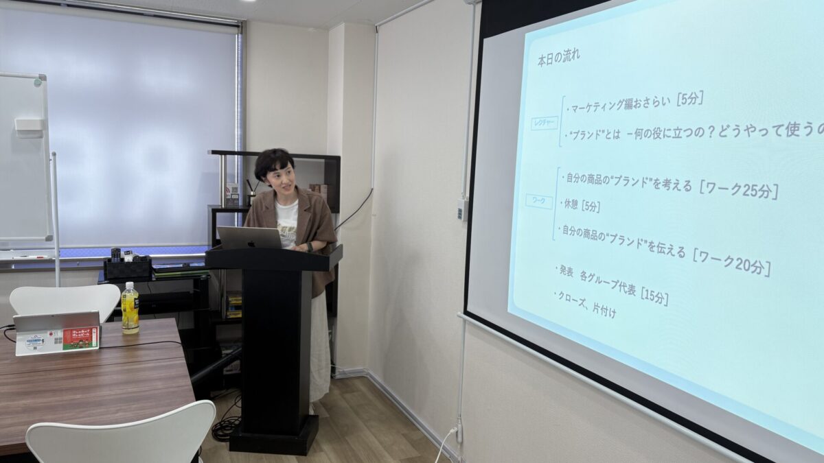 勉強会で講演している様子